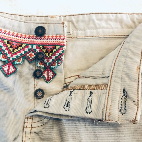 We The Free Womens Beige 5 Pocket Designe Light Wash Raw Hem Denim Shorts Sz 24 - Picture 6 of 9
